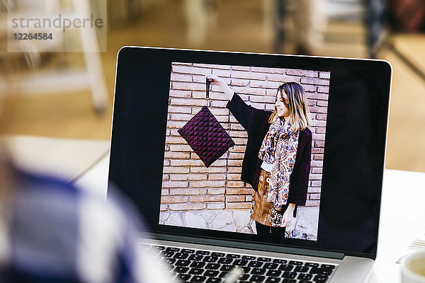 Foto der Frau mit Tasche auf dem Laptop-Bildschirm