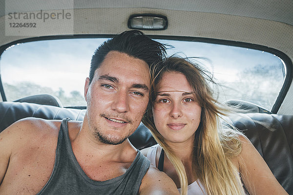 Kuba  ein junges Paar  das in einem Oldtimer sitzt und einen Selfie nimmt