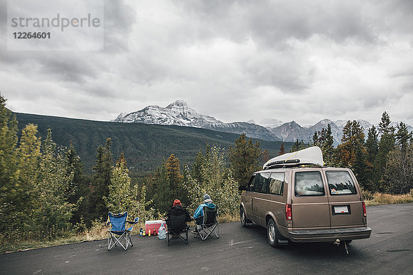 Kanada  Alberta  Banff National Park  Freunde mit Minivan  die sich am Icefields Parkway ausruhen.