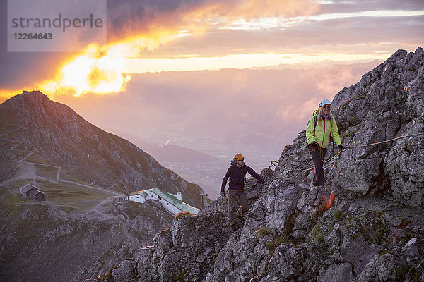 Österreich  Tirol  Innsbruck  Bergsteiger bei Nordkette Klettersteig bei Sonnenaufgang