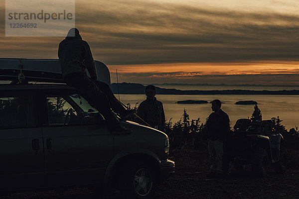 Kanada  British Columbia  Prince Rupert  Freunde mit Minivan am Mount Hays bei Sonnenuntergang