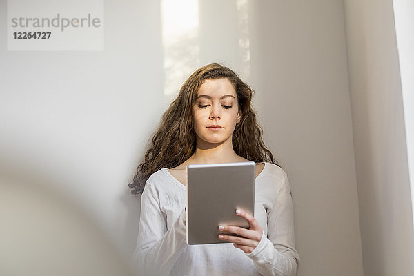 Teenager Mädchen mit digitalem Tablett