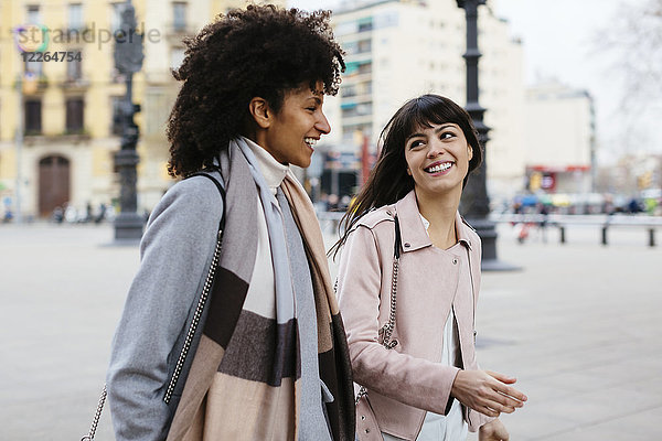 Spanien  Barcelona  zwei glückliche Frauen zu Fuß in der Stadt
