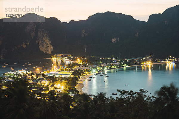 Thailand  Phi Phi Phi Inseln  Blick über Ko Phi Phi Phi in der Abenddämmerung