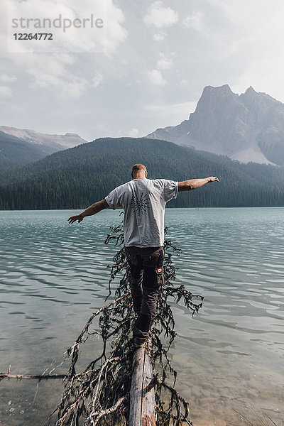 Kanada  Britisch-Kolumbien  Yoho-Nationalpark  Mann beim Balancieren am Emerald Lake