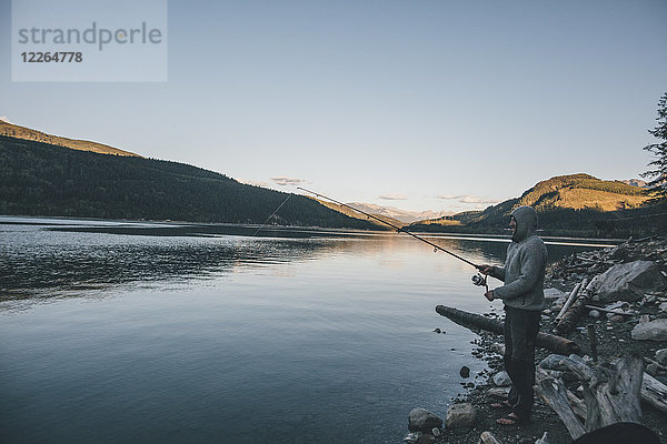Kanada  British Columbia  Mann beim Angeln am Kinbasket Lake