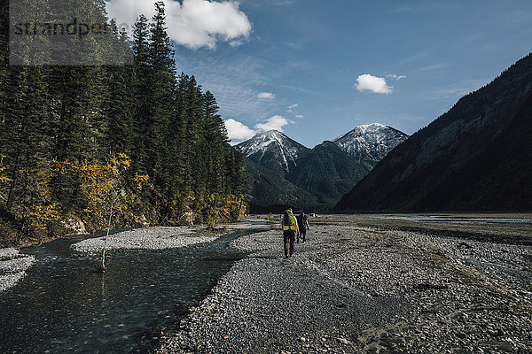 Kanada  British Columbia  Mount Robson Provincial Park  zwei Männer beim Wandern auf dem Berg Lake Trail