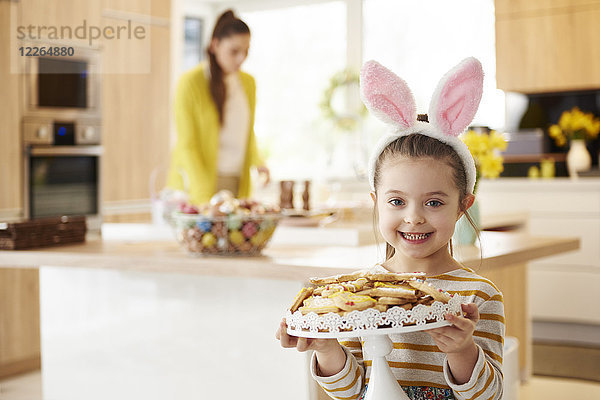 Porträt eines lächelnden Mädchens mit Hasenohren für Kekse