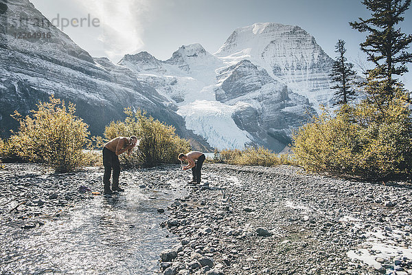 Kanada  British Columbia  Mount Robson Provincial Park  zwei Männer beim Waschen im Bach