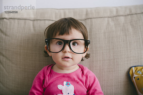 Porträt des starrenden Mädchens mit übergroßer Brille
