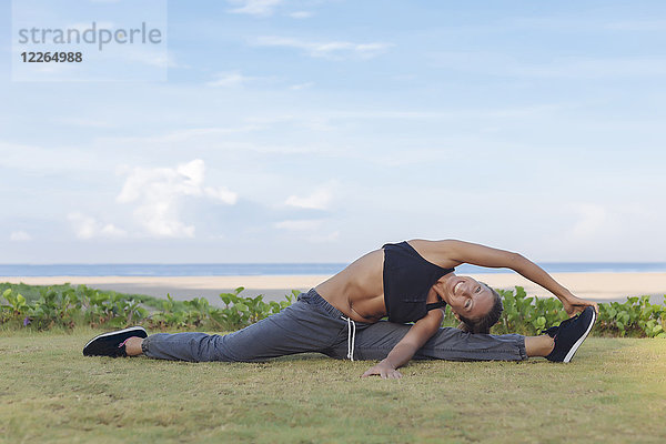 Indonesien  Bali  Frau Stretching