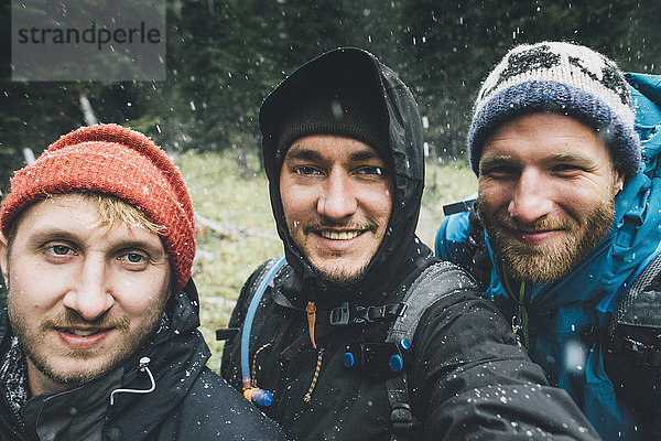 Kanada  British Columbia  Yoho Nationalpark  Selfie von drei lächelnden Wanderern im Schneefall