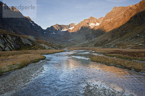 Österreich  Tirol  Stubaital  Hohes Moos im Morgenlicht