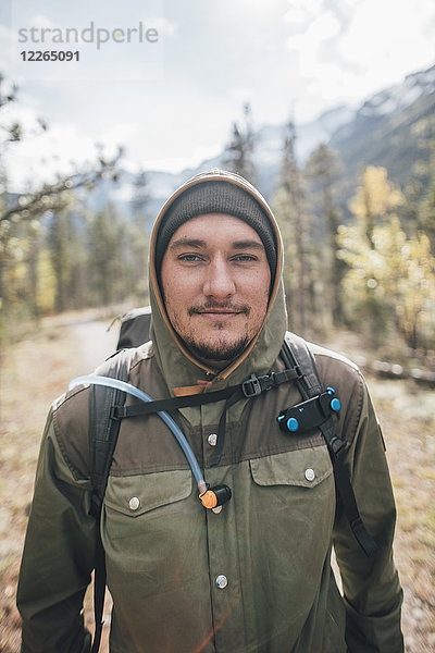 Kanada  British Columbia  Mount Robson Provincial Park  Portrait eines lächelnden Wanderers