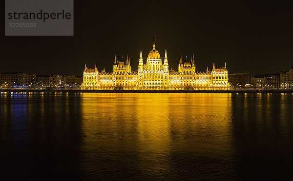 Ungarn  Budapest  Ungarisches Parlamentsgebäude und Donau bei Nacht