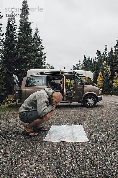 Kanada  British Columbia  Mann mit Minivan-Lesekarte auf der Autobahn