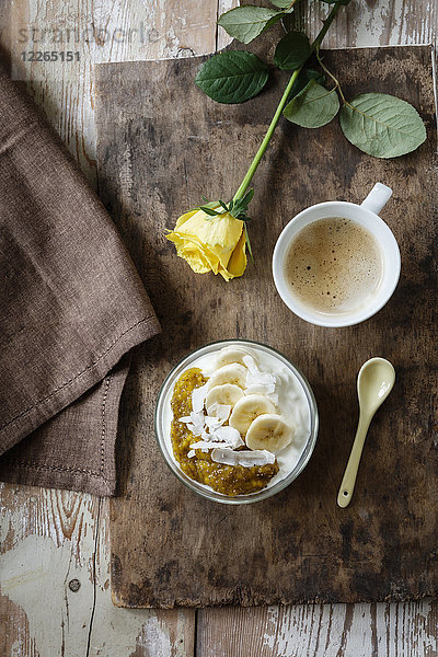 Chia Mango Joghurt mit Banane und Tasse Kaffee