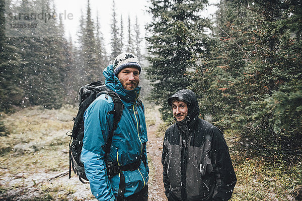 Kanada  British Columbia  Yoho Nationalpark  Porträt von zwei lächelnden Wanderern im Schneefall