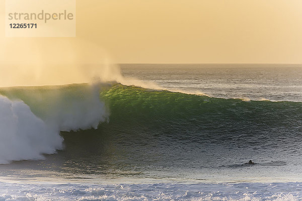 Indonesien  Bali  Surfer und große Welle