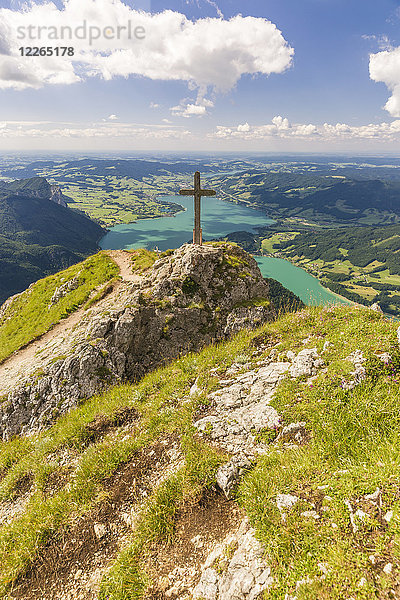 Österreich  Salzkammergut  Schafberg  Blick von der Himmelspforte mit Gipfelkreuz