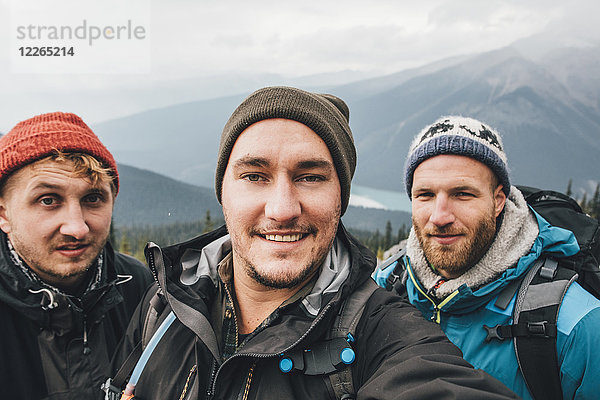 Kanada  British Columbia  Yoho Nationalpark  Selfie von drei lächelnden Wanderern am Mount Burgess