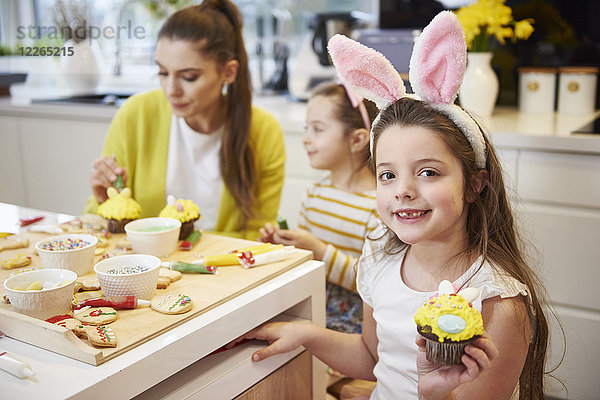 Porträt des lächelnden Mädchens mit Osterkuchen in der Küche