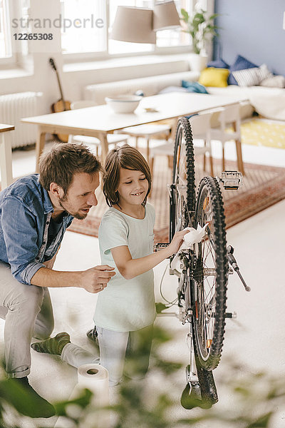 Vater und Sohn reparieren gemeinsam das Fahrrad zu Hause