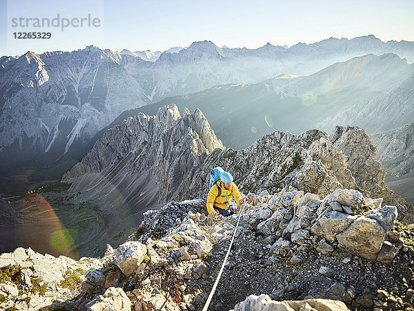 Österreich  Tirol  Innsbruck  Bergsteiger am Nordkette Klettersteig