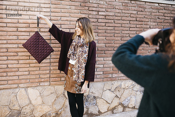Modedesigner bei einem Fotoshooting ihrer neuen Produkte