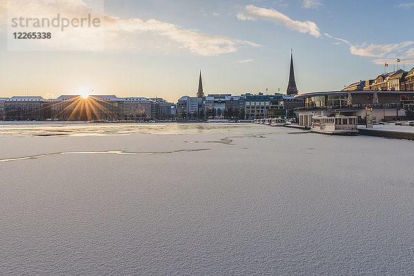 Deutschland  Hamburg  Blick auf Jungfernsteig und zugefrorene Binnenalster bei Sonnenaufgang