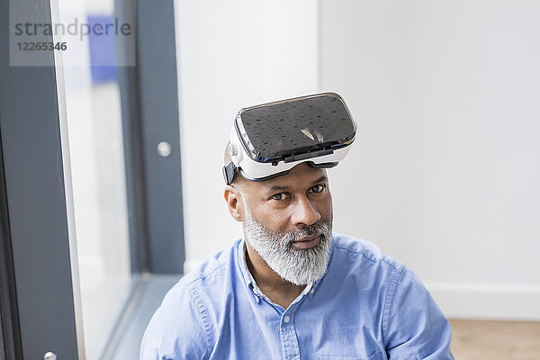 Portrait eines Geschäftsmannes mit Virtual Reality Brille