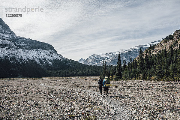 Kanada  British Columbia  Mount Robson Provincial Park  zwei Männer beim Wandern auf dem Berg Lake Trail