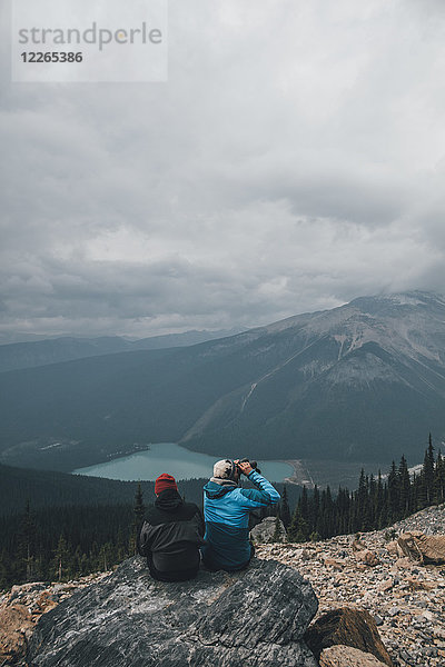Kanada  British Columbia  Yoho Nationalpark  Wanderer am Mount Burgess mit Blick auf den Emerald Lake