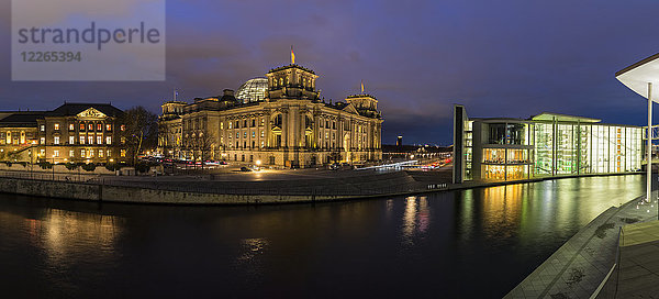 Deutschland  Berlin  Reichstag und Paul Loebe Regierungsgebäude an der Spree am Abend
