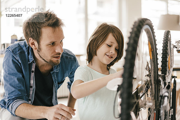 Vater und Sohn reparieren gemeinsam das Fahrrad zu Hause