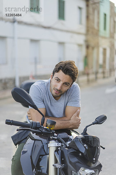 Porträt eines jungen Mannes auf dem Motorrad