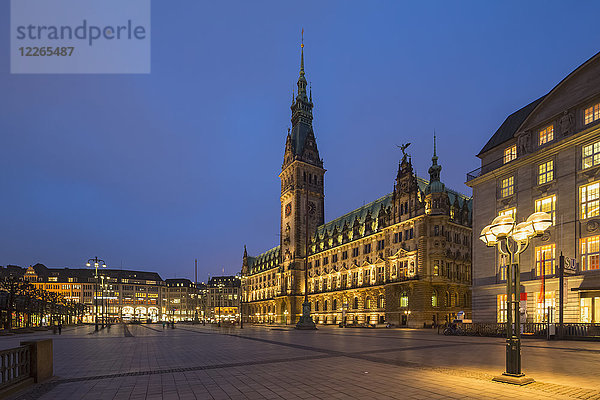 Deutschland  Hamburg  Rathaus zur blauen Stunde