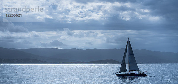 Korsika  Segelboot an der Küste