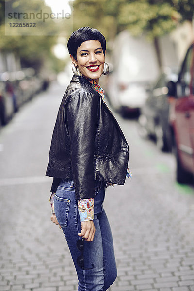 Porträt einer modischen jungen Frau in Jeans und Lederjacke