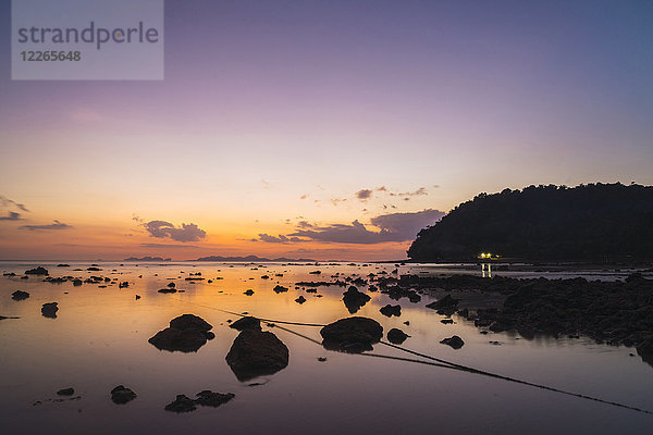 Thailand  Phi Phi Phi Inseln  Ko Phi Phi Phi  lila Sonnenuntergang am Strand