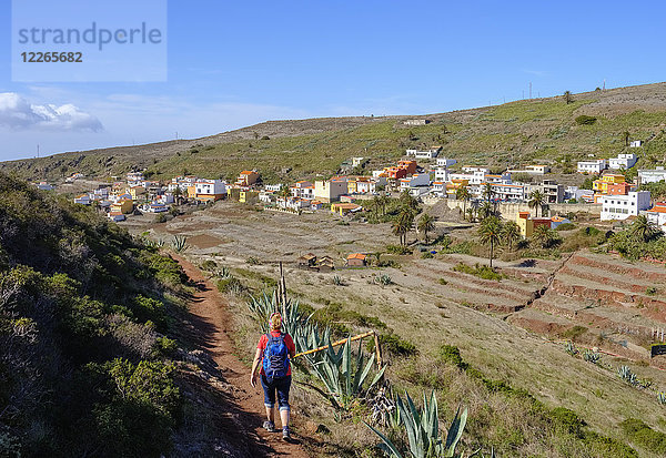 Spanien  Kanarische Inseln  La Gomera  Valle Gran Rey  Arure  Rückansicht der wandernden reifen Frau