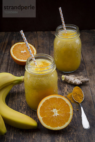 Orangen-Bananen-Smoothie mit Ingwer und Kurkuma