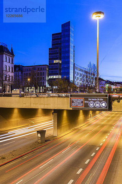 Deutschland  Stuttgart  Warnschild für Feinstaub auf der Straße