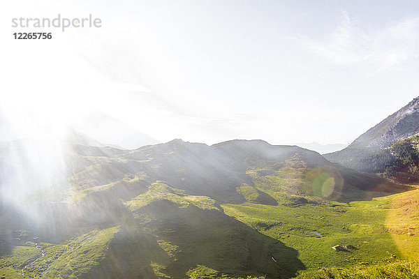 Frankreich  Rhône-Alpes  Westalpen  Savoyen  Haute-Savoie  Landschaft gegen die Sonne