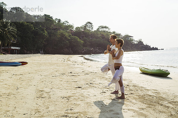 Thailand  Koh Phangan  Paar beim Yoga am Strand