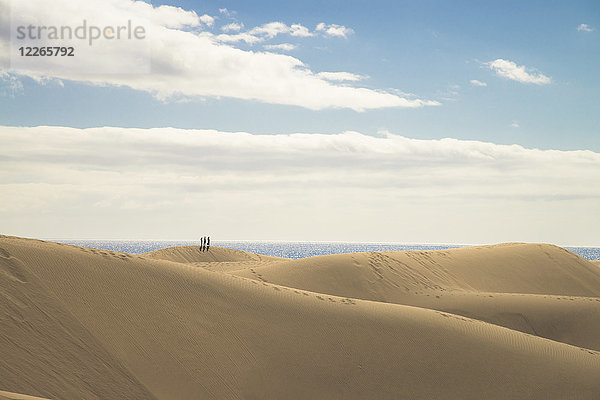 Spanien  Kanarische Inseln  Gran Canaria  Menschen auf Sanddünen in Maspalomas
