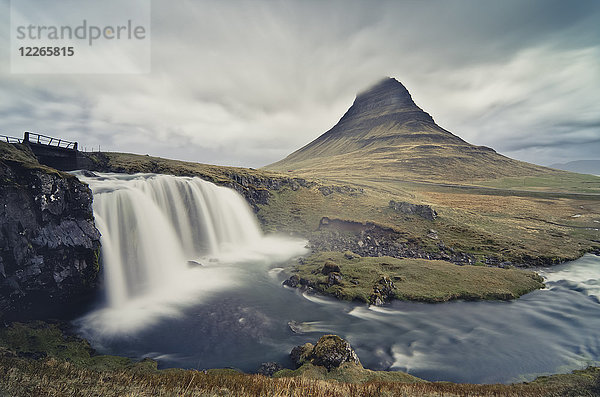 Island  Kirkjufellsfoss Wasserfall und Kirkjufell im Hintergrund