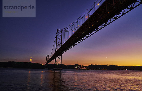 Portugal  Lissabon  Ponte 25 de Abril  Tejo am Abend