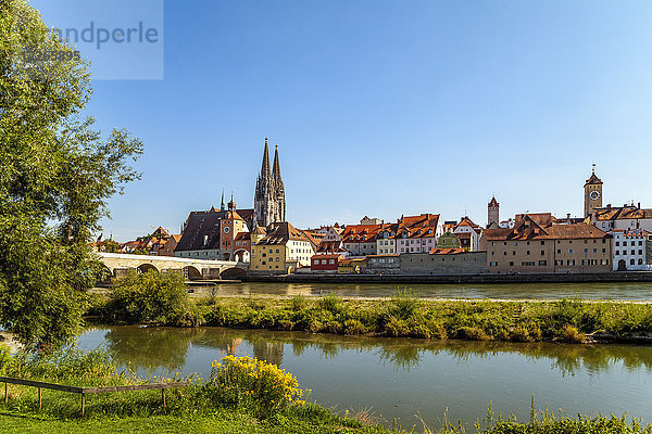 Deutschland  Regensburg  Blick auf die Altstadt mit Dom und Donau im Vordergrund