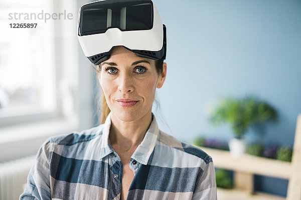 Frau mit VR-Brille  renoviert ihr neues Zuhause